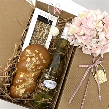 Πασχαλινό Δώρο Κρασί Μαρισύνη με Τσουρέκι & Σοκολάτα κουτί δώρου