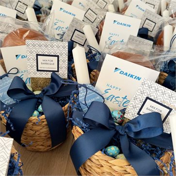Blue Basket of Easter Treasures Πασχαλινό Εταιρικό Δώρο